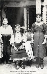 Griekenland, Macedonië: portret van een Macedonische familie - Ansichtkaart 1914-1918 door William M. Timlin