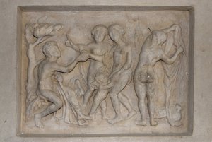 Griekse mythologie: het oordeel van Paris. De herder Paris moet de mooiste van de drie godinnen kiezen uit Aphrodite (Venus), vergezeld door Cupido, Hera (Juno) en Athena (Minerva). Hij kiest Aphrodite aan wie hij een gouden appel aanbiedt. Reliëf door Unbekannt
