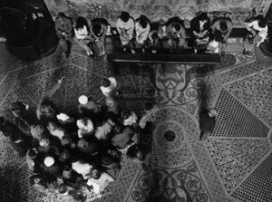 Groep volgelingen in een kerk