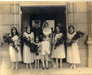 Groepshuwelijksfoto van Lady Maud Cavendish en Kapitein Macintosh door William M. Timlin