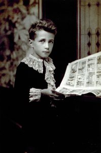 Halflang portret van een jongen die door een stripboek bladert