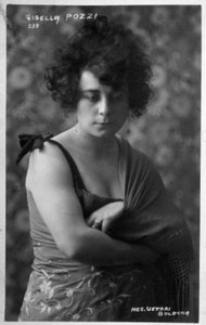Halflang portret van de actrice Gisella Pozzi