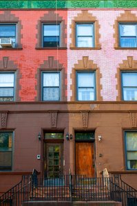 Straatwinkels en gebouwen in Harlem, New York City, 2021 (foto)