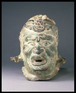 Hoofd van een bewakersfiguur, van de ingang van een graf of tempel, mogelijk een `dvarapala