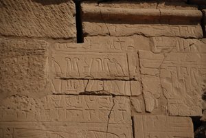 Hiërogliefen op Steen, Karnak, Luxor, Egypte (foto)