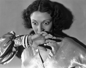 Hollywood, Californië: ca. 1932 Close-up van een Jonge Vrouw die haar Mond Bedekt uit Angst. (zw/w foto) door Unbekannt