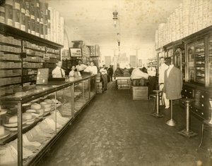 Interieur van John Sewell & Co. Schoenenwinkel op 304-6 12th Avenue (Flagler Street), ca. 1910 door Unbekannt