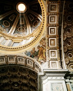 Binnenaanzicht van de koepel van de Sint-Pietersbasiliek (Basilica San Pietro) in Rome. Detail. Begonnen door Michelangelo en voltooid door Giacomo della Porta en Fontana. Rome, Italië