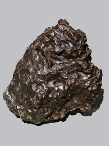 IJzermeteoriet (IIB). gevallen in Sikhote-Alin (Rusland) in 1947. Ecole des Mines, Parijs. door Unbekannt