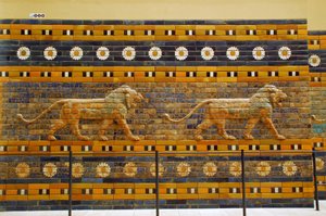 Ishtarpoort oorspronkelijk behorend tot de Tempel van Bel, gebouwd in Babylon (Irak) door koning Nebukadnezar II - Ishtarpoort Processieweg Pergamonmuseum, Museumeiland, Berlijn Duitsland