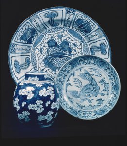 Kraak porseleinen serveerschaal, Wan Li periode (1573-1619); provinciale schaal, begin 16e eeuw; blauw-witte porseleinen gemberpot, K