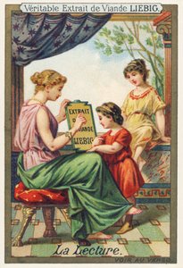 De lezing. Een zittende jonge vrouw toont een reclamebord van Liebig aan twee staande meisjes. Chromolithografie reclame, Liebig