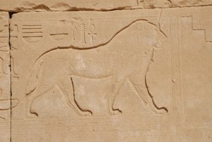 Leeuwenbeeldhouwwerk, Karnak, Luxor, Egypte door Unbekannt
