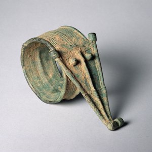 Lorhon armband met een krokodillenkop, uit Burkina Faso of de Ivoorkust, waarschijnlijk 18e eeuw