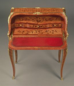 Louis XV bureau de dame, met bloemmarqueterie en verguld bronzen beslag, door Bernard II van Risenburgh (fl.1730-65/6), c.1750