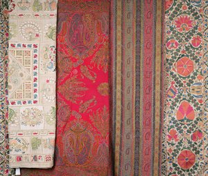Mihrab Susani, Oezbekistan, eind 19e eeuw (zijde); Sjaal, Kasjmir, gemaakt door Momtaz door Unbekannt