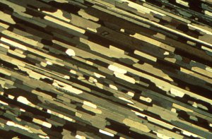 Micrografie (Licht) Geanodiseerd geëxtrudeerd aluminium, licht micrografie