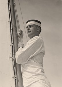 Adelborst hijst het grootzeil, U.S. Naval Academy, Annapolis, Maryland. 1942 (foto) door Unbekannt