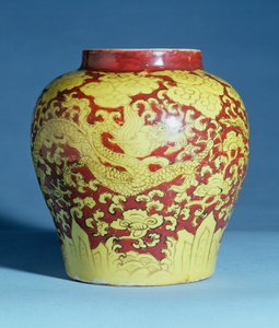 Ming rood en geel baluster vaas (Chia ching merk) (1522-66) door Unbekannt