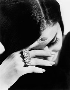 Model met een ring gemaakt door de juwelier Giulio Veronesi, Bologna door Unbekannter Künstler