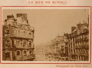 Gemeente van Parijs (1871): zicht op de brandende gebouwen aan de Rue de Rivoli in Parijs in mei 1871. Fotografie van Pierre Pepetit