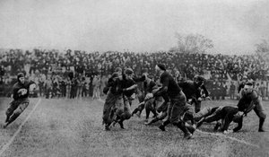 Noord-Amerika. Middenveldspel bij een Amerikaanse voetbalwedstrijd. 1920