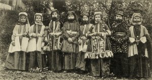 Osetini vrouwen in traditionele klederdracht Minderheidsgroep in de Sovjet-Unie door Benjamin Baud