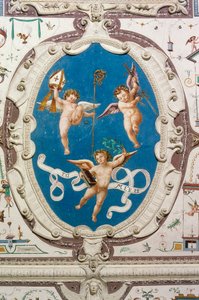 Ovaal met drie putti (1560), detail van het plafond van de Hal van Grotesken, Kasteel Della Manta, Manta (Cuneo), Piëmont, Italië door William M. Timlin