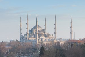Panoramisch uitzicht op de Blauwe Moskee kort voor zonsondergang, Istanbul, Turkije door Unbekannter Künstler