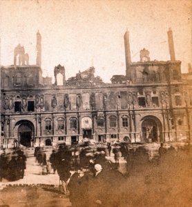 Parijse Commune (1871): uitzicht op het stadhuis na de brand van mei 1871. Anonieme fotografie door Unbekannt