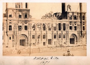 Parijse Commune (1871): uitzicht op het stadhuis na de brand van mei 1871. Anonieme fotografie door Unbekannt