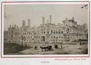 Commune van Parijs (1871): zicht op het Hôtel de Ville in Parijs na de brand in mei 1871 door Unbekannt
