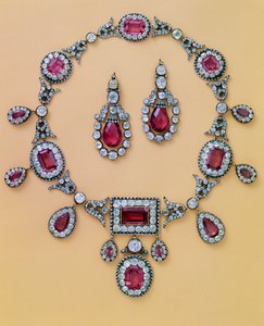 Deel van een antieke spinel en diamanten parure bestaande uit tiara, haarsieraad, ketting en oorhangers door Unbekannt