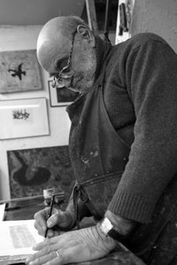 Portret van Dikran Daderian, Libanese schilder en graveur. Ondertekening van een gravure. Pasnic graveerwerkplaats in Parijs in 2008 door Unbekannt