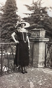 Portret van een vrouw, misschien lid van de Torrigiani-familie, leunend tegen de balustrade van een terras door Unbekannter Künstler