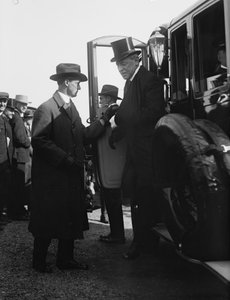 President Woodrow Wilson stapt uit een auto. Washington, DC, circa 1918. door Benjamin Baud