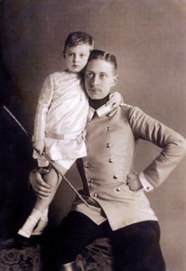 Prins Wilhelm van Hohenzollern (1882-1951) alias Kroonprins, zoon van keizer Wilhelm II, met zijn oudste zoon, ook Wilhelm genoemd, Foto door Selle und Kuntze door Unbekannter Künstler