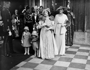 Koningin Elizabeth en prinsessen verlaten de St Paul