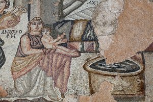 Voorstelling van de pasgeboren Achilles met zijn verpleegster Anatrophe en Ambrosia, Symbool van het voedsel van de goden en onsterfelijkheid, die water brengt in een gouden kruik - Detail van het paneel dat het eerste bad van Achilles voorstelt - Paphos M door Unbekannt