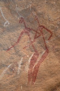 Rotstekeningen, Prehistorie: Rotsschildering van twee langgerekte figuren in een versierd onderkomen in de Uweinat-bergen, Soedan. Fotografie