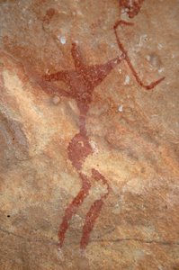 Rotstekeningen, Prehistorie: Schildering van een personage (boogschutter) in een versierd onderkomen, in het Uweinat-massief, Soedan (Karkur-Talh of Karkur Talh). Periode van 8000 tot 3000 jaar v.Chr. Fotografie