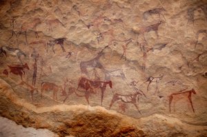 Rotstekeningen, Prehistorie: Rotsschildering van een groep runderen en polychrome personages (herders en boogschutters) in een versierd onderkomen, in het Uweinat-massief, Soedan. Periode van 8000 tot 3000 jaar v.Chr. Fotografie