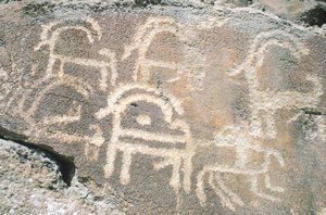 Rotstekeningen in de Hunza-vallei, nabij het archeologische gebied Karimabad, Pakistan door Benjamin Baud