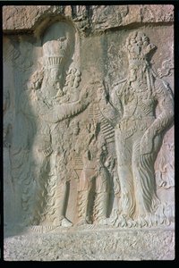 Rotsreliëf dat de Investituur van Narash afbeeldt, Sassanidisch (kalksteen) door Unbekannt