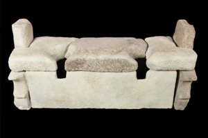 Romeinse toiletbril gevonden in een ziekenhuisgebouw door Unbekannt