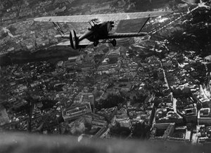 Rome (Italië), circa 1930: Italiaanse luchtvaartminister Italo Balbo (1896-1940) vliegt over de stad aan boord van een 