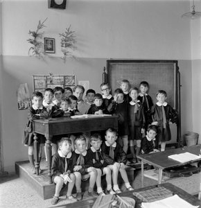 School van jongens in Venetië, studenten dragen een blouse. Jaren 1950
