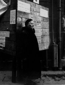 Tweede Wereldoorlog (1939-1945) - Tweede Wereldoorlog (WOII of WO2): Parijs (Frankrijk) 29 april 1945: Een Parijse vrouw voor de verkiezingspanelen tijdens gemeenteraadsverkiezingen. Door het besluit van de CFLN van 21 april 1944 konden Franse vrouwen voor door Unbekannt