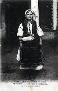 Servië, Florina: Portret van een Macedonisch meisje in nationale klederdracht - Ansichtkaart 1914-1918 door William M. Timlin