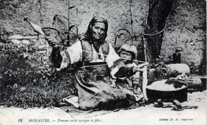 Servië, Monastir: Servische vrouw druk bezig, Monastir wordt nu Bitola genoemd en ligt in Macedonië - Ansichtkaart 1914-1918
